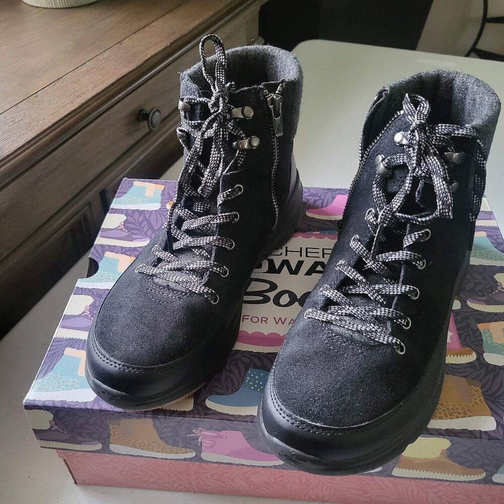 Skechers ultra size 8 new.  NWT